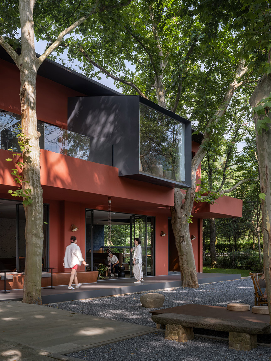 10.西南侧包厢凸出的体,匍匐伸向树院 Block in building and the relationship with the tree?摄影:吴清山.jpg