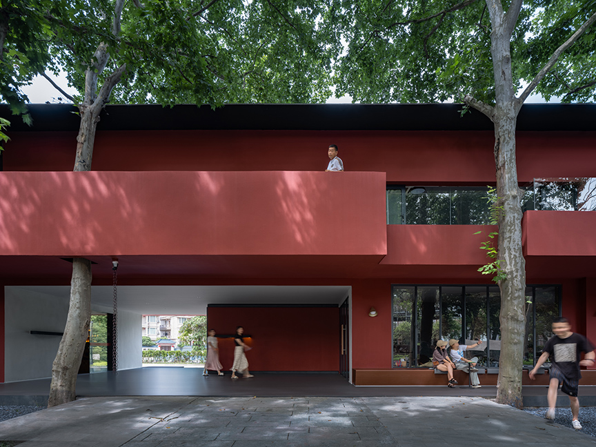 18.西南立面横向长阳台与长窗如画卷般展开 The horizontal balcony and long windows of the southwest facade unfold as a scroll painting ?摄影:吴清山.jpg