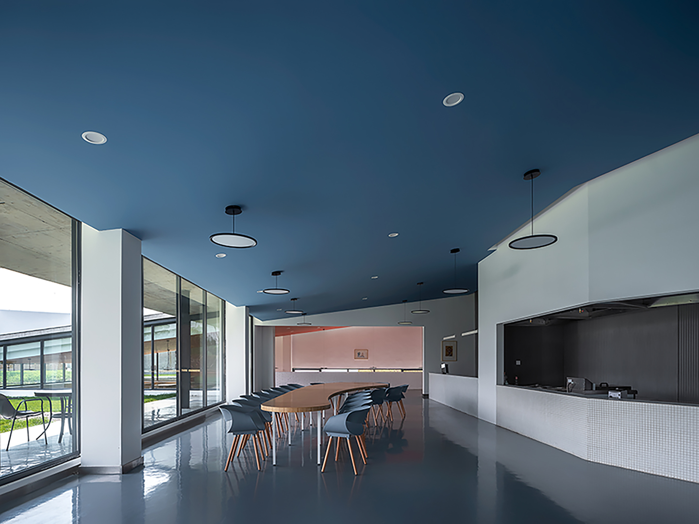15-餐厅大堂安宁的蓝灰色吊顶 The peaceful blue-gray ceiling of the lobby ?摄影:吴清山.jpg