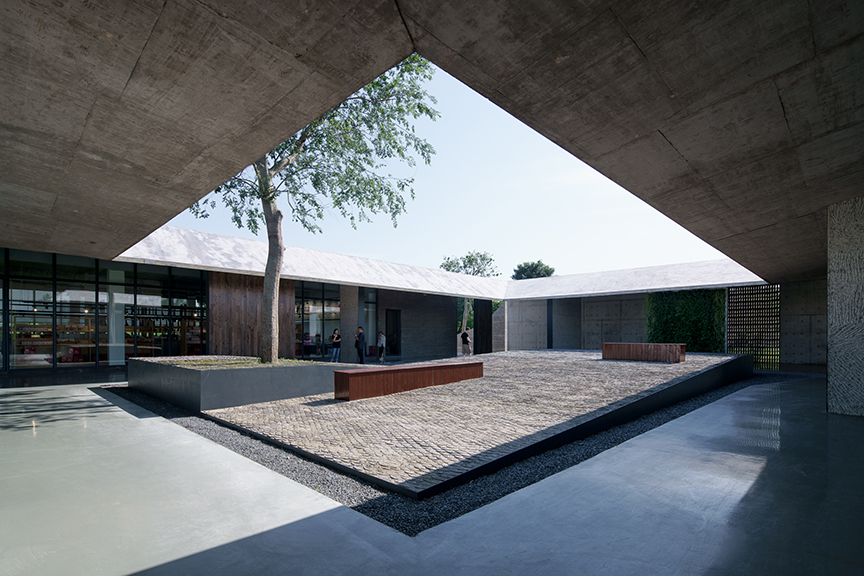 21.幽暗深邃的檐下空间 The eaves of courtyard ?摄影:吴清山.jpg
