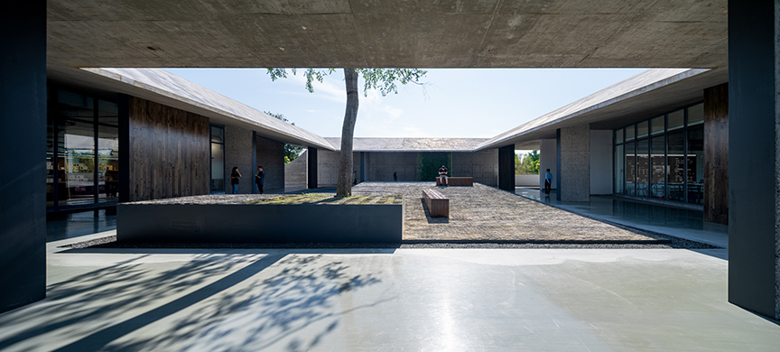 20.天井内交错上升的景观台 Landscape and Elm courtyard ?摄影:吴清山.jpg