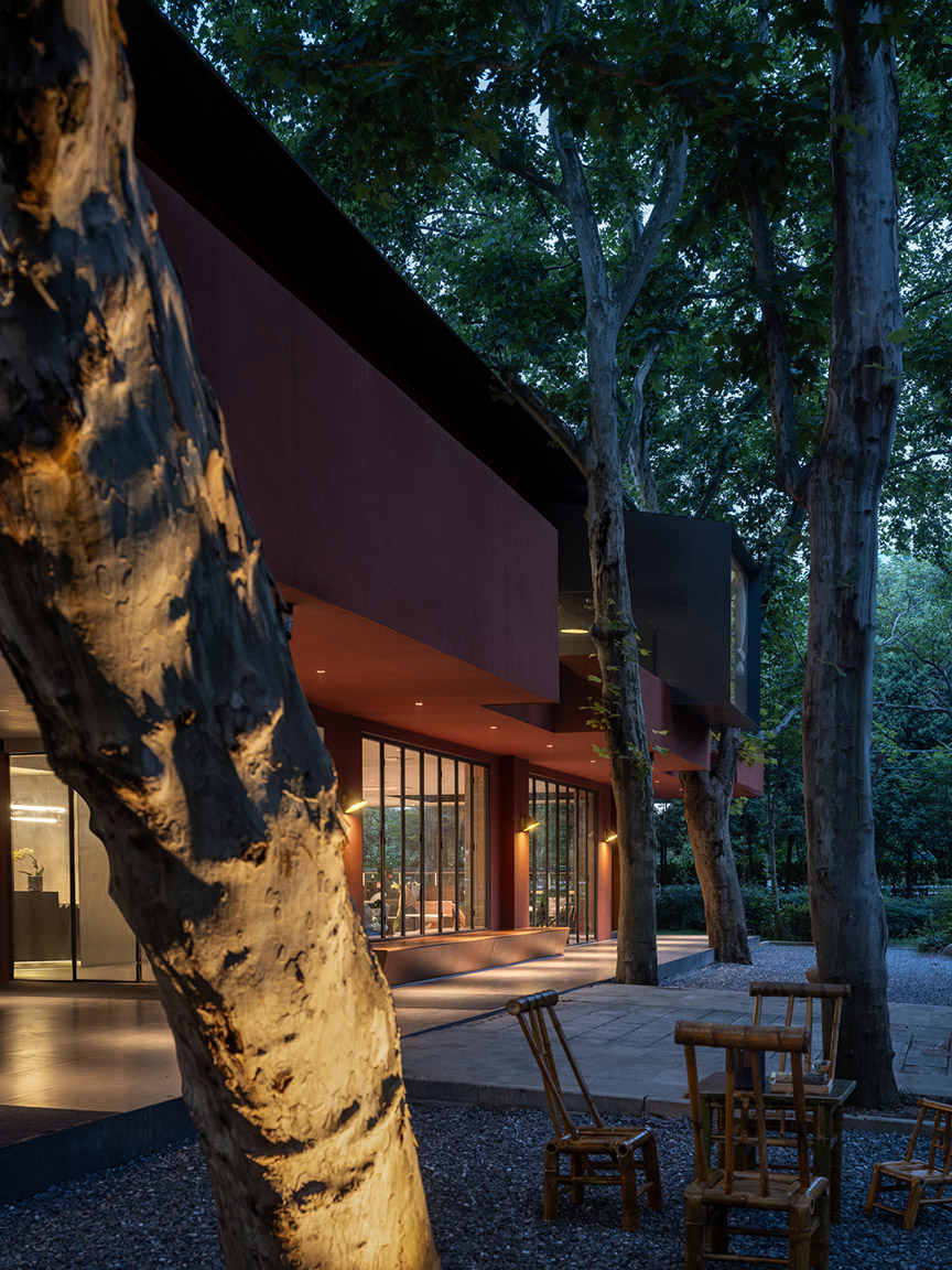 22.夜晚建筑与树林静谧的氛围 The quiet atmosphere of the building and yard ?摄影:吴清山.jpg
