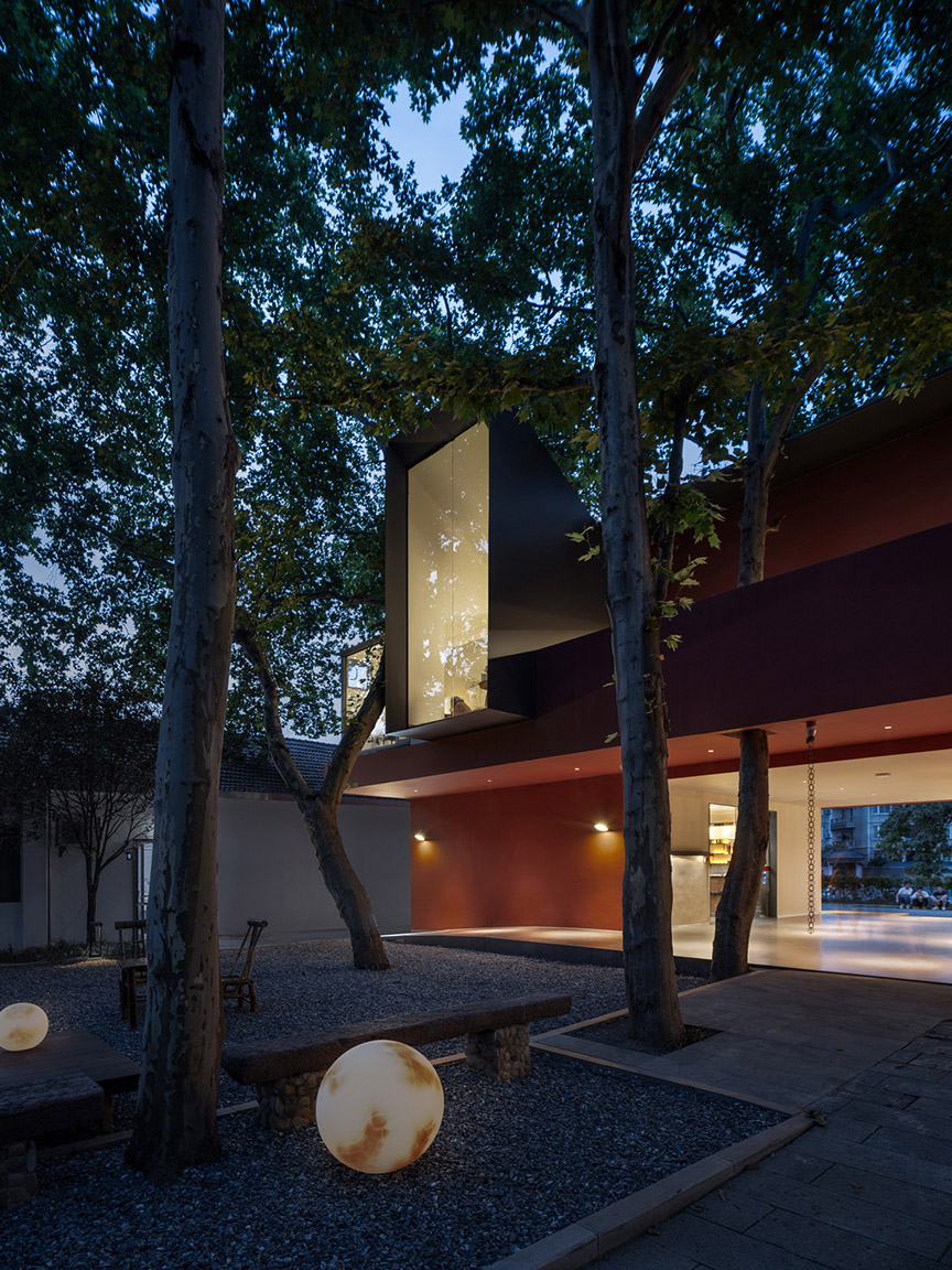 8.灯光强化楔形茶室的“张望”感 The strong opening height of the wedge-shaped tearoom ?摄影:吴清山.jpg