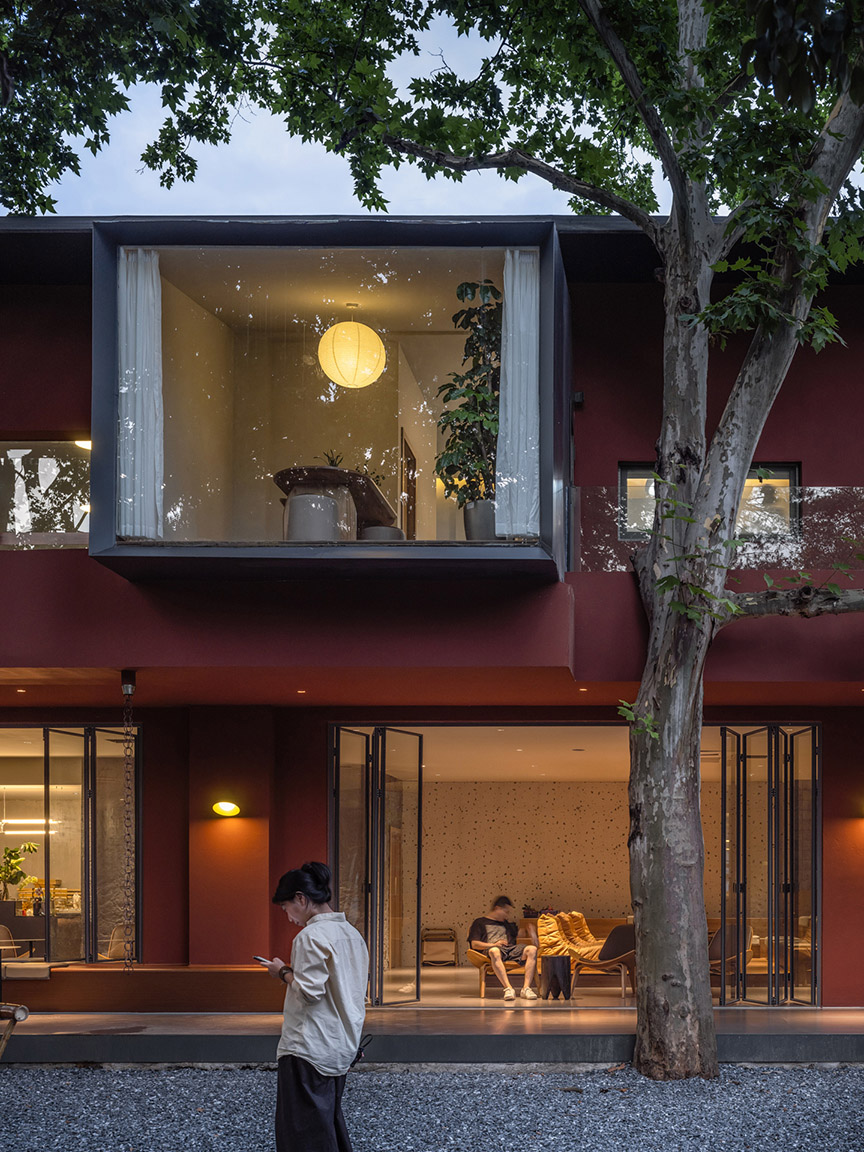 11.楔形茶室与一棵贴近式的树 One wedge-shaped tearoom and the tree ?摄影:吴清山.jpg