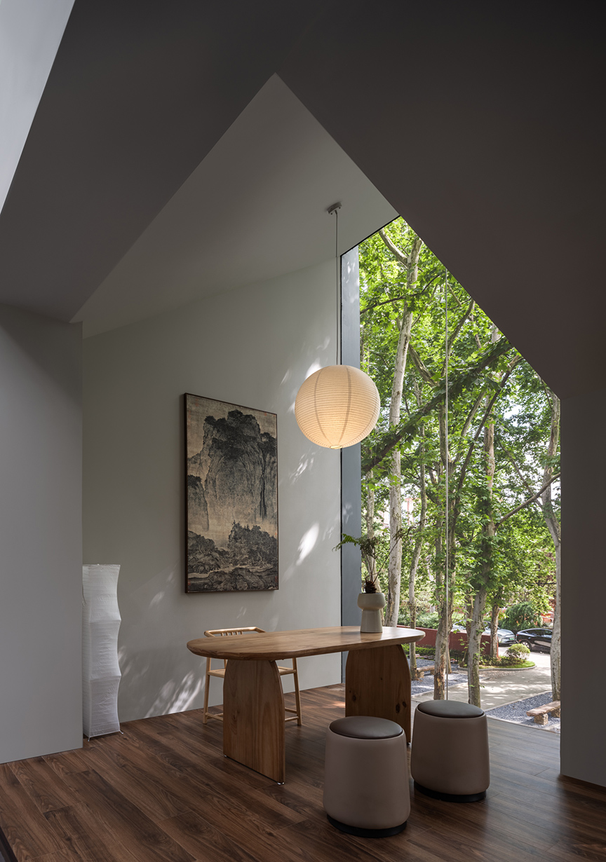 33.楔形茶室望向窗外 Interior of the wedge-shaped tearoom ?摄影:吴清山.jpg