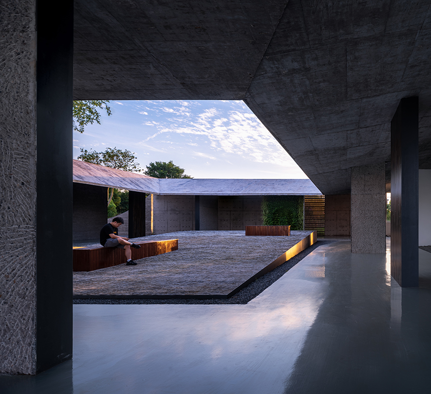 25.“榆树庭”10cm厚混凝土屋檐 Elm courtyard in the sunset ?摄影:吴清山.jpg