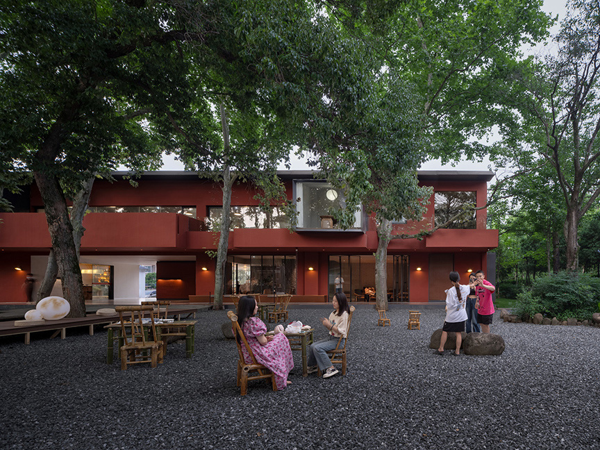 6.梧桐院子里游客落座休息 Tourists in parasol tree yard ?摄影:吴清山.jpg