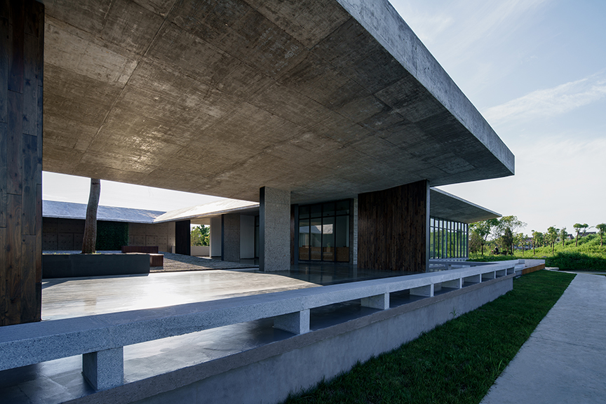 30.接近10m的双层中空大悬挑混凝土屋面 Large overhanging eaves ?摄影:吴清山.jpg