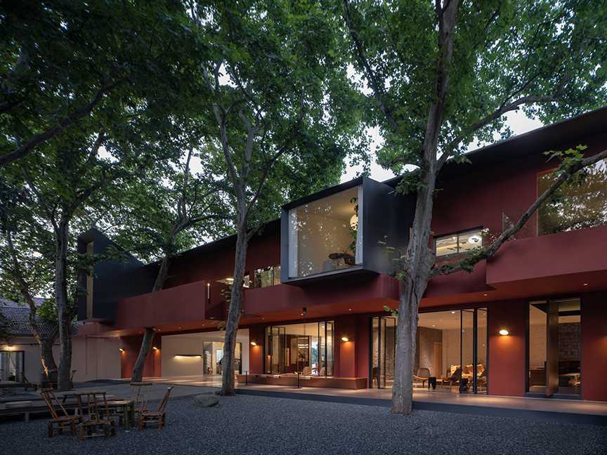 12.二层两个楔形体呈现不同的与院子对话的关系 Two wedges on 2F present shows different relationships with the courtyard dialogue ?摄影:吴清山.jpg