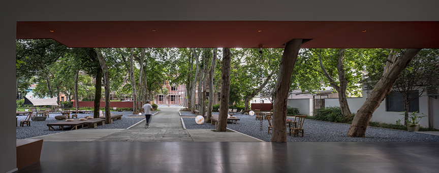 28.一层檐下灰空间望向梧桐院 The grey space under the eaves on the first floor looks towards the parasol tree Yard ?摄影:吴清山.jpg